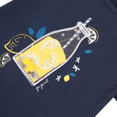 T-shirt azul escuro com aplicação de garrafa decorativa e limões