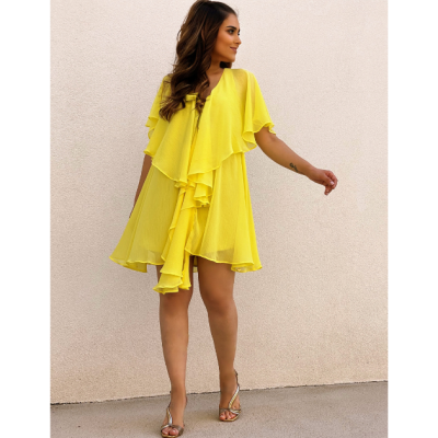 Vestido amarelo curto com camadas e folhos, tecido fluido, decote em V.