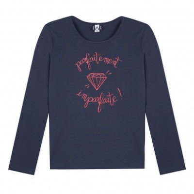 Camisola azul escura de manga comprida com estampado vermelho de diamante e texto.