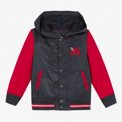 Casaco infantil preto e vermelho com capuz e fecho de botões