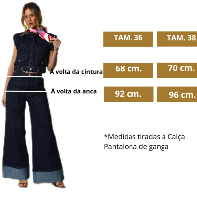 Mulher com pantalona de ganga azul com bainha larga e colete sem mangas