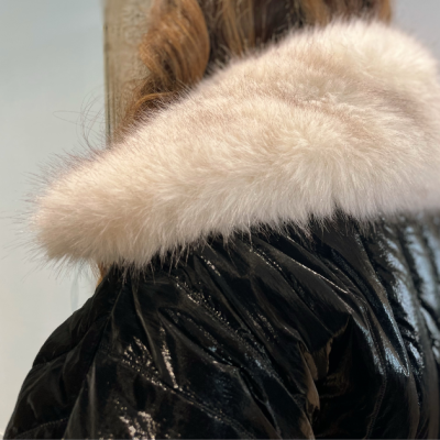 Casaco preto com capuz de pele branca