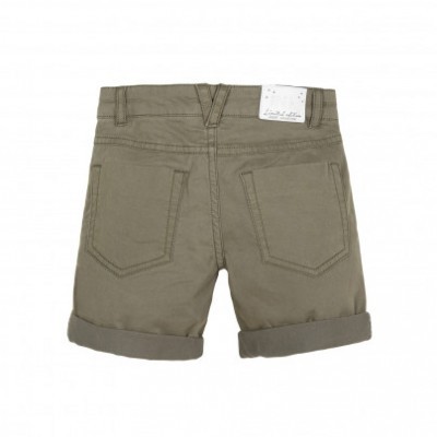 Calções de criança verde-oliva com bolsos traseiros e etiqueta na cintura.