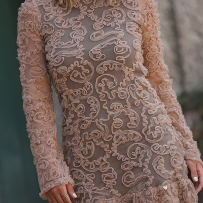 Vestido bege transparente com rendas bordadas e gola alta