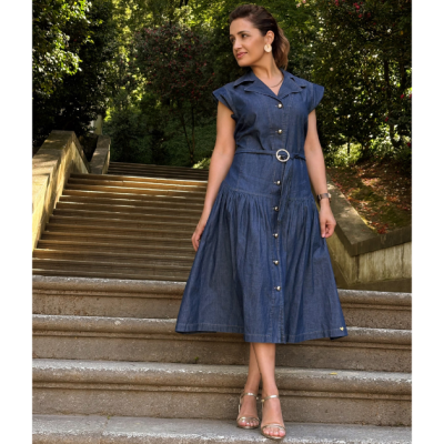 Vestido midi azul de ganga com botões e cinto, mulher em escada exterior