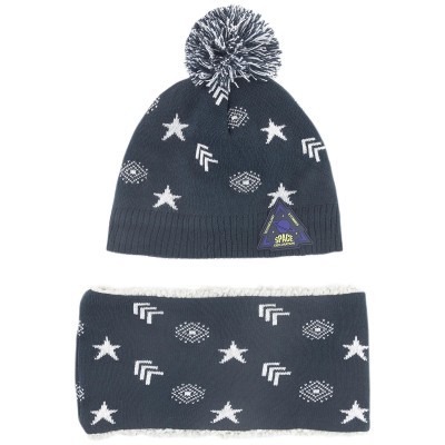 Gorro e cachecol azul escuro com estrelas brancas e padrões geométricos