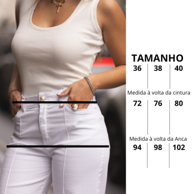 Calças brancas com botões dourados e pérola combinadas com camisola branca sem mangas.