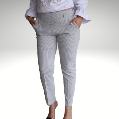 Calças femininas cinza claro às riscas verticais brancas