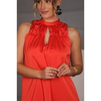 Vestido vermelho brilhante sem mangas com detalhe de gola alta e abertura no decote
