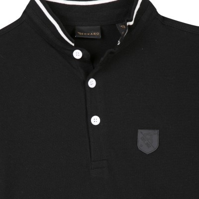Polo preto com três botões brancos e gola com listra branca