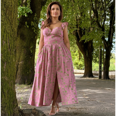 Vestido comprido rosa com padrões verdes e alças com folhos