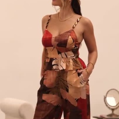 Mulher com vestido longo floral em ambiente interior branco