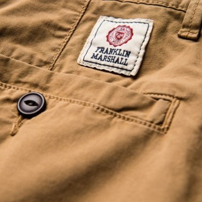 Calças castanhas com etiqueta Franklin Marshall e botão preto