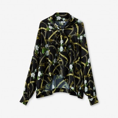 Blusa preta com padrão de correntes e flores brancas com laço no pescoço