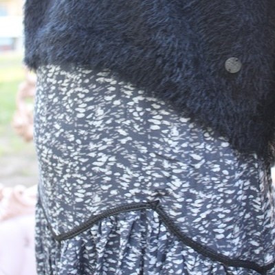 Vestido azul escuro com padrão branco e casaco peludo azul escuro