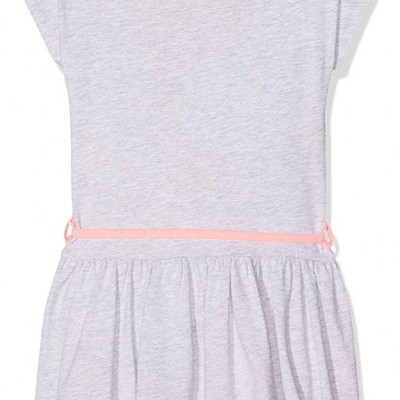 Vestido cinzento claro de criança com cordão rosa e saia franzida