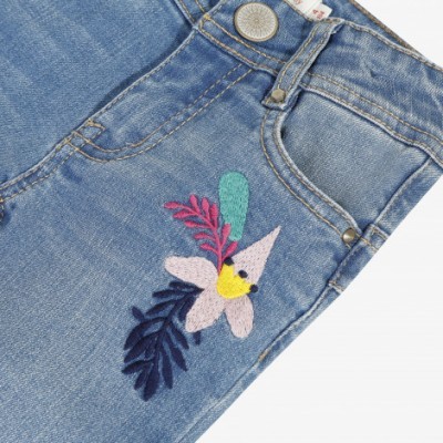 Calças de ganga azuis com bordado floral colorido no bolso