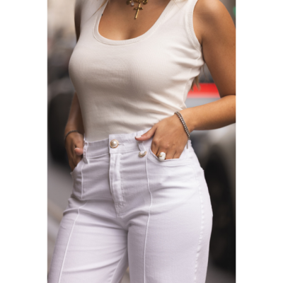 Calças brancas com botão pérola e top branco sem mangas