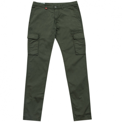 Calças cargo verdes com bolsos laterais e fecho abotoado
