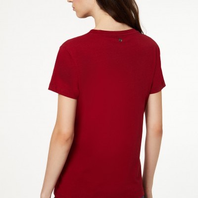 T-shirt feminina vermelha de manga curta vista de costas