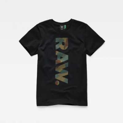 T-shirt preta com estampa RAW camuflada vertical