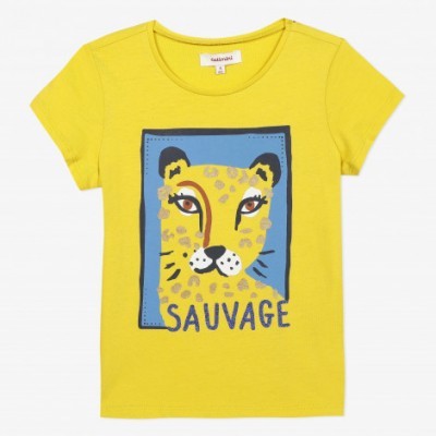 T-shirt amarela com estampa de leopardo e texto SAUVAGE