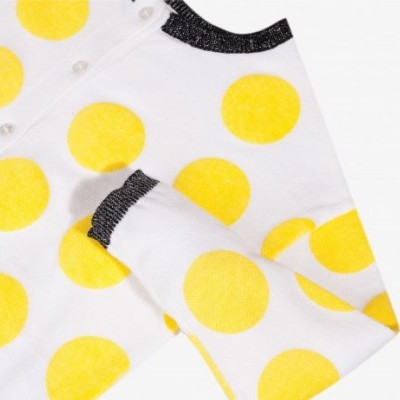 Camisola branca com bolinhas amarelas grandes e bordas pretas brilhantes