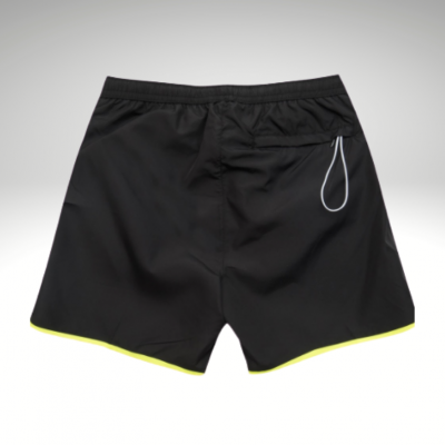 Calções de banho pretos com detalhes amarelos e cordão branco em fundo cinzento