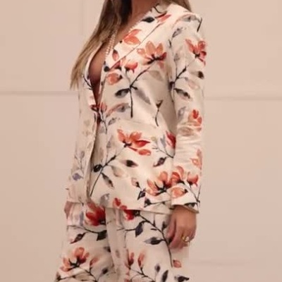 Mulher com fato de senhora floral creme em vários ângulos