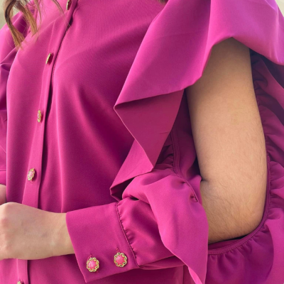 Blusa magenta com botões dourados e detalhes em babados na manga