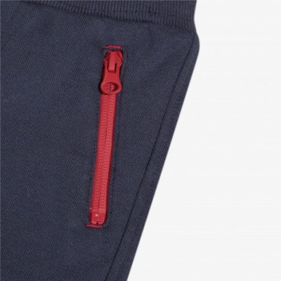 Bolso com fecho vermelho em tecido azul escuro