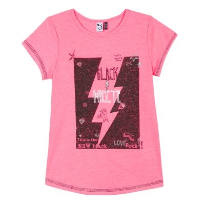 T-shirt infantil rosa com estampado preto e branco frontal e mangas curtas