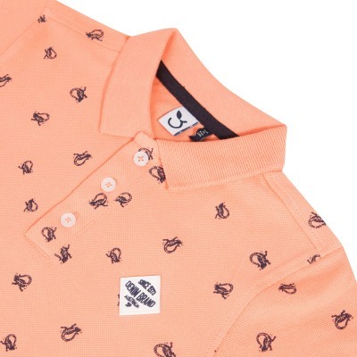 Polo coral de algodão com pequenos logótipos pretos e etiqueta 'Cuckoo Land'