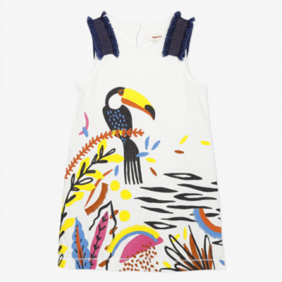 Vestido branco infantil com estampa colorida de tucano e motivos tropicais