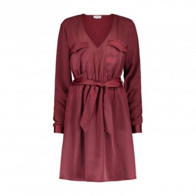 Vestido feminino vermelho vinho de manga comprida com cinto e bolsos no peito.