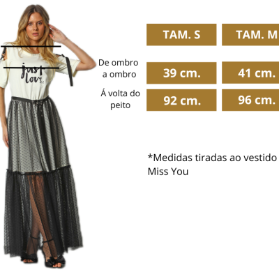 Mulher com vestido longo preto de pontos transparentes e camisa branca com texto 'just love.' ao lado medidas de tamanhos S e M.