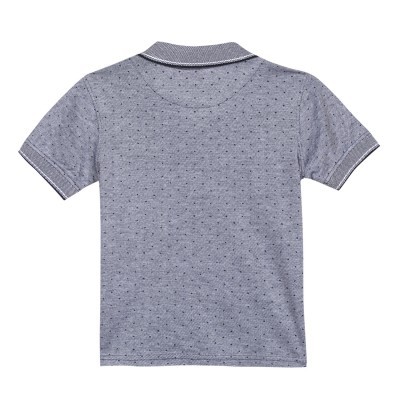 Polo cinzento claro com pequenos pontos e gola canelada, vista traseira