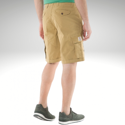 Calções cargo castanho claro vistos de trás com bolsos e etiqueta, usados por homem com ténis e t-shirt verde.