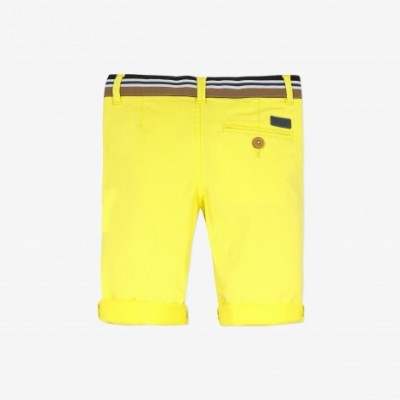 Calções amarelos com cinto às riscas