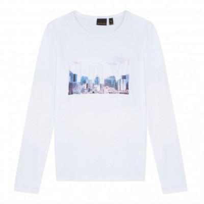 Camisola branca de manga comprida com estampado da palavra LOVE sobre uma imagem de cidade