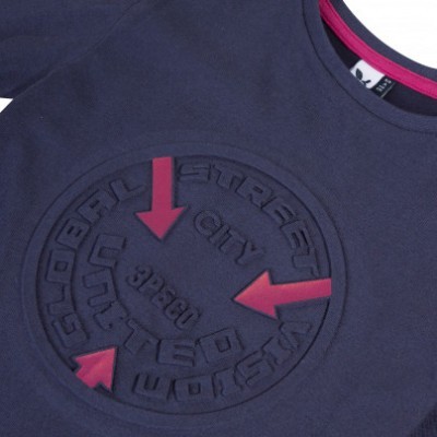 Camisola azul escura com relevo e setas vermelhas