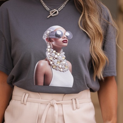 T-shirt cinza com estampado de mulher e calças bege com cinto