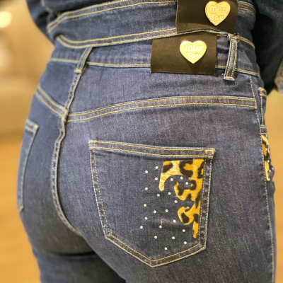 Calças de ganga azuis com bolso traseiro decorado e etiquetas Miu You