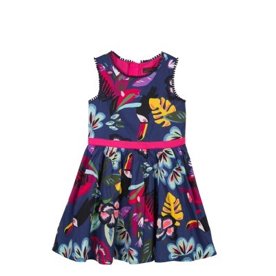 Vestido infantil azul com padrão floral colorido e cinto rosa