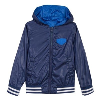 Casaco com capuz azul escuro com fecho e riscas brancas nas extremidades