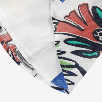 Detalhe de tecido estampado floral com costura