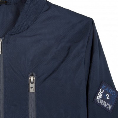 Jaqueta azul escuro com fecho de correr e emblema na manga