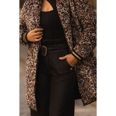 Casaco comprido com padrão animal print castanho e preto, top preto, calças pretas de cintura alta com cinto largo