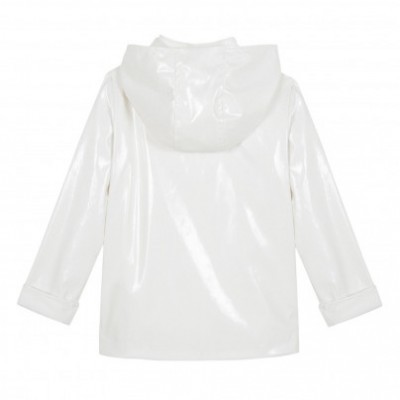 Casaco infantil branco com capuz de plástico brilhante visto de costas
