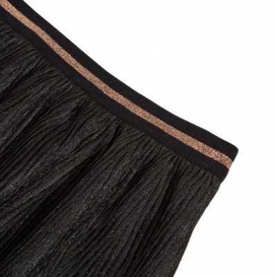 Saia preta plissada com cós elástico preto e faixa dourada